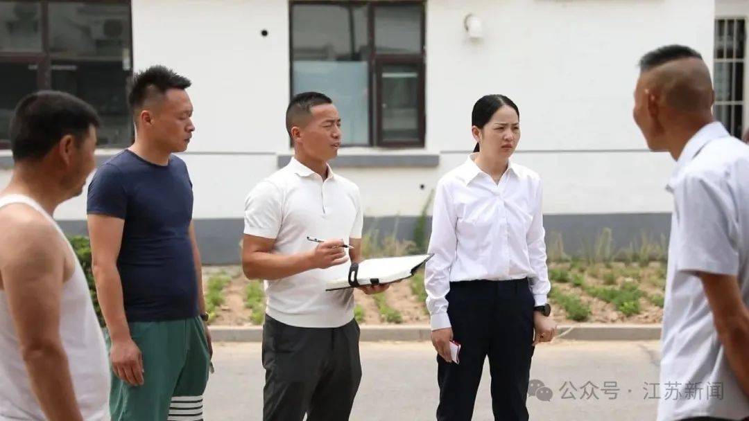 开云体育中国-“上场了，该拼了！”全网点赞的“苏超”村支书：左手秧苗，右脚足球