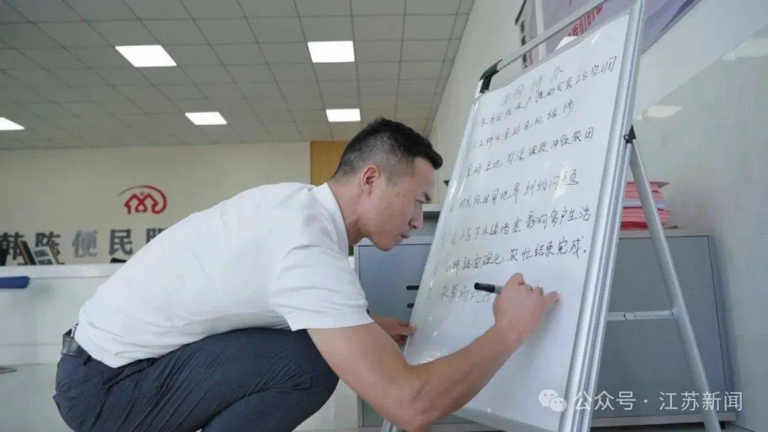 开云体育中国-“上场了，该拼了！”全网点赞的“苏超”村支书：左手秧苗，右脚足球