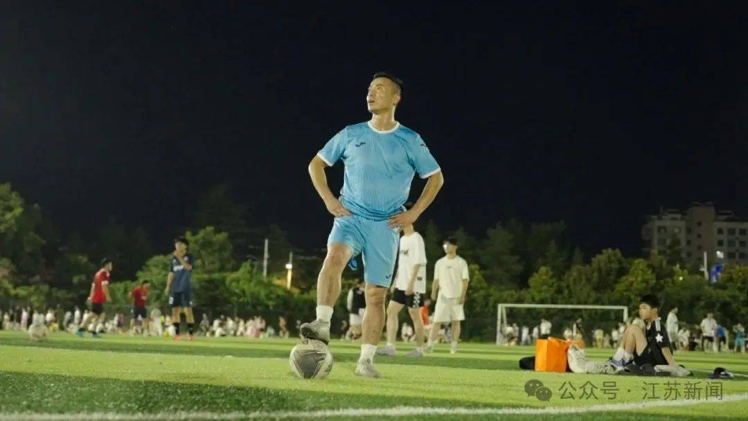 开云体育中国-“上场了，该拼了！”全网点赞的“苏超”村支书：左手秧苗，右脚足球