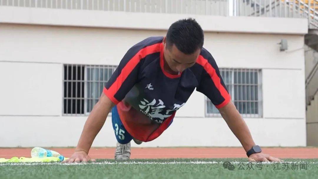 开云体育中国-“上场了，该拼了！”全网点赞的“苏超”村支书：左手秧苗，右脚足球