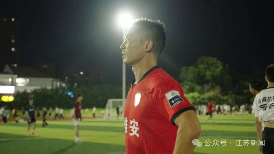 开云体育中国-“上场了，该拼了！”全网点赞的“苏超”村支书：左手秧苗，右脚足球