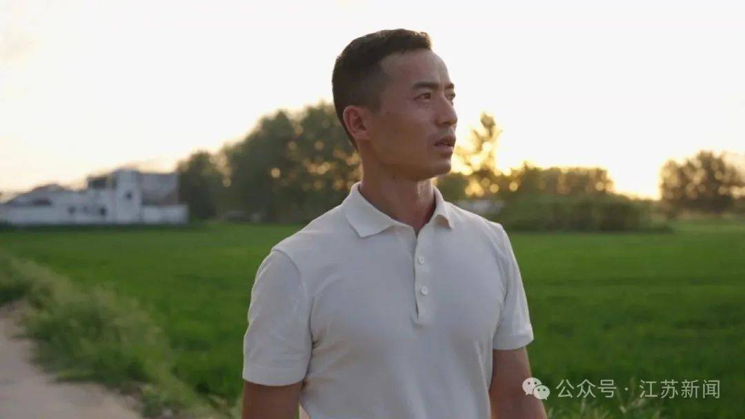 开云体育中国-“上场了，该拼了！”全网点赞的“苏超”村支书：左手秧苗，右脚足球