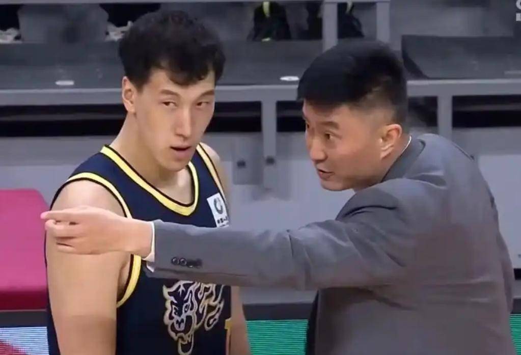 开云体育首页-广东男篮锋线补强！任骏飞接班人CBA首秀14分7篮板4抢断，杜锋重点培养