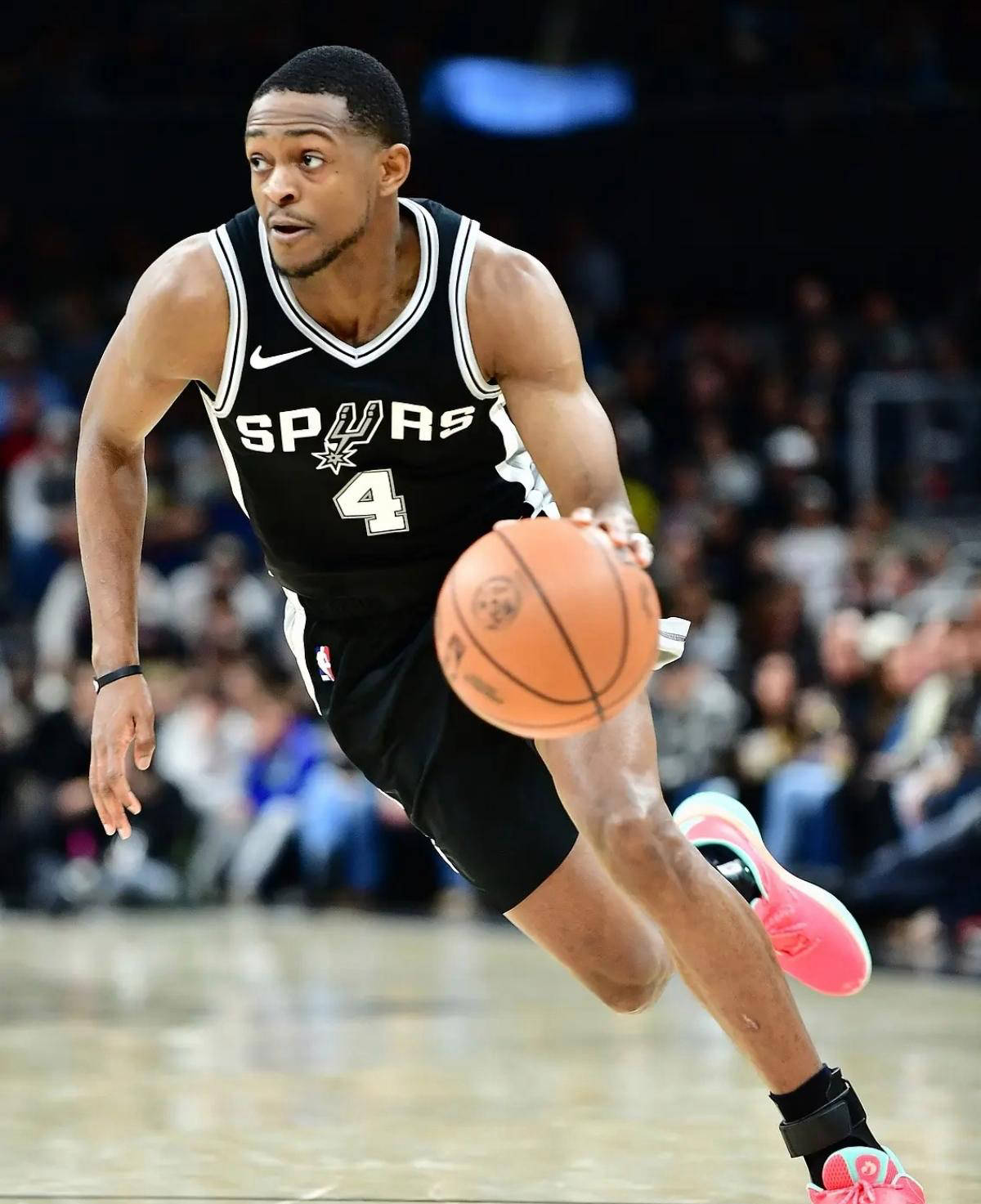 开云体育官网-圣安东尼奥马刺续约达龙福克斯,薪水或有变动