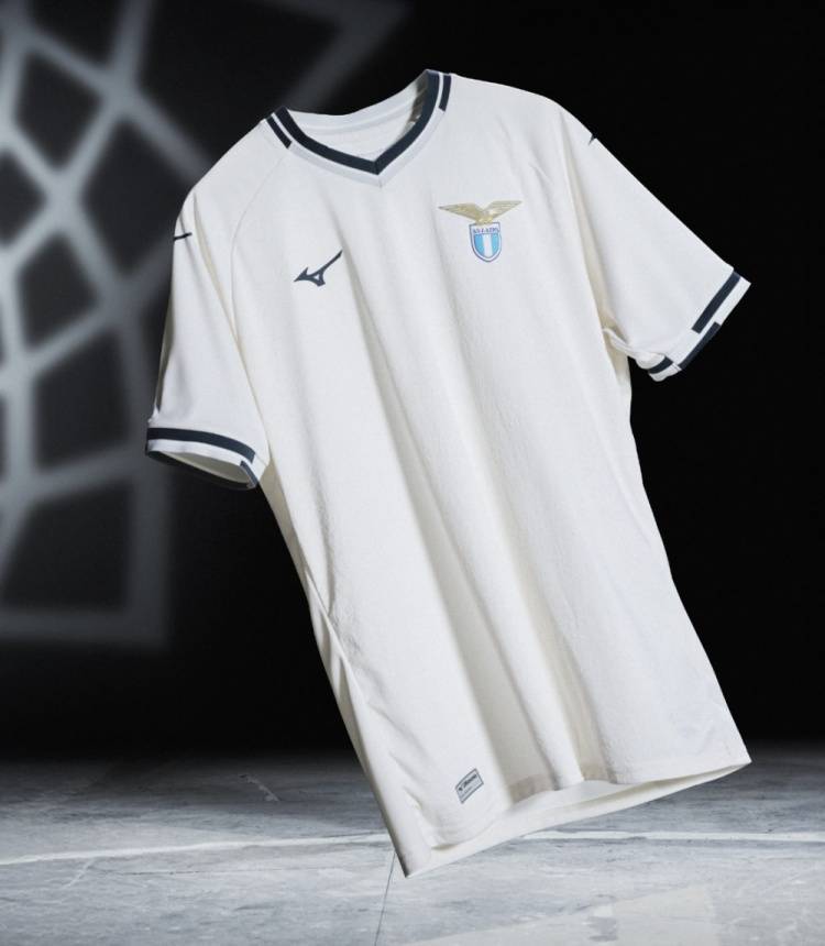 开云-拉齐奥发布新赛季主客场球衣:美津浓设计,致敬米开朗基罗经典