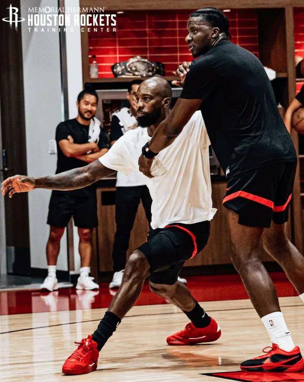 开云体育中国-欢迎回家！卡佩拉现身休斯顿合练火箭内线迎来深度升级