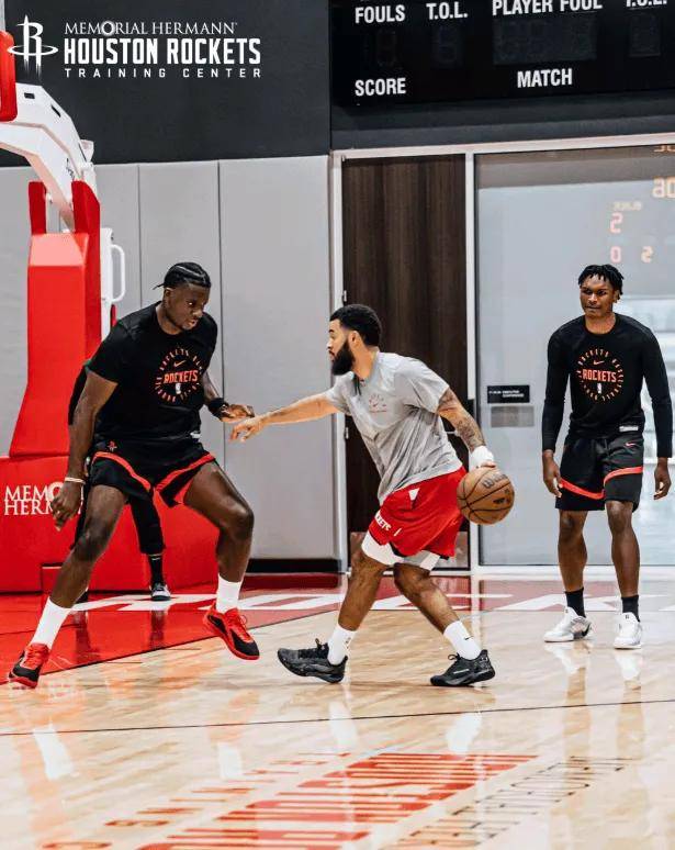 开云体育中国-欢迎回家！卡佩拉现身休斯顿合练火箭内线迎来深度升级