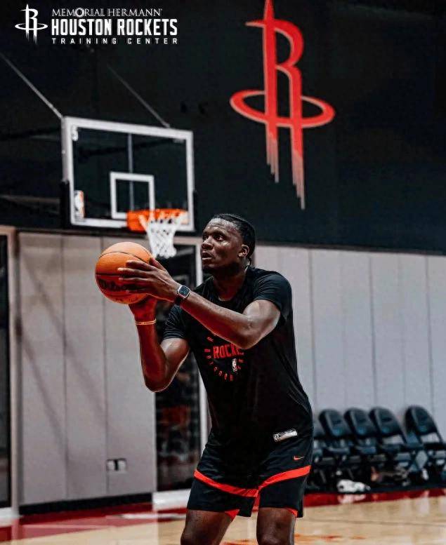 开云体育中国-欢迎回家！卡佩拉现身休斯顿合练火箭内线迎来深度升级