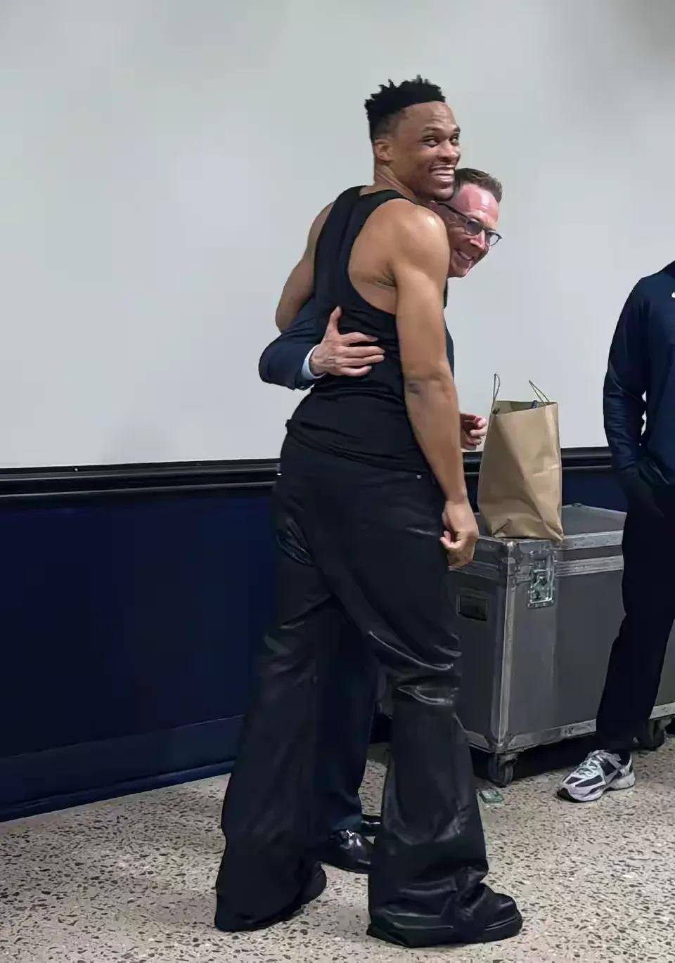 开云体育下载-20亿美元！恭喜威少！终于杀回俄克拉荷马城……