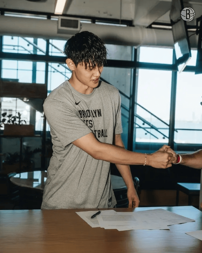 开云-NBA布鲁克林篮网队与中国球员曾凡博签约