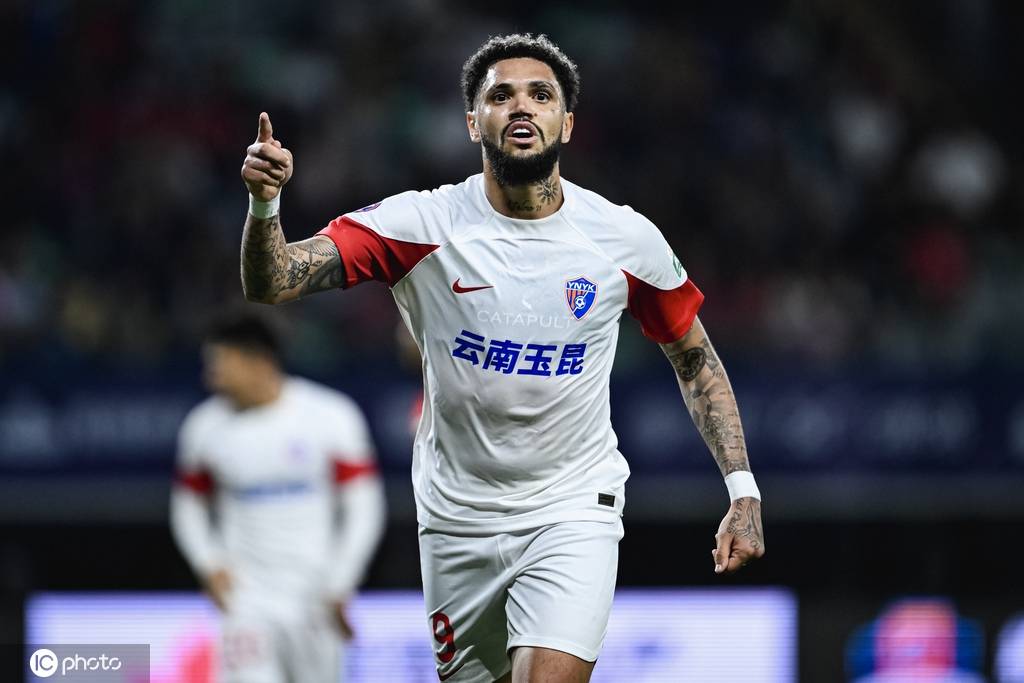 开云体育官网-中超-恩里克双响迪力穆拉提世界波 梅州半场连丢4球1-4玉昆