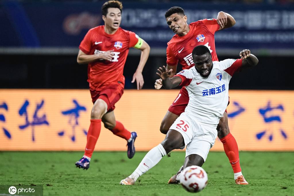 开云体育官网-中超-恩里克双响迪力穆拉提世界波 梅州半场连丢4球1-4玉昆